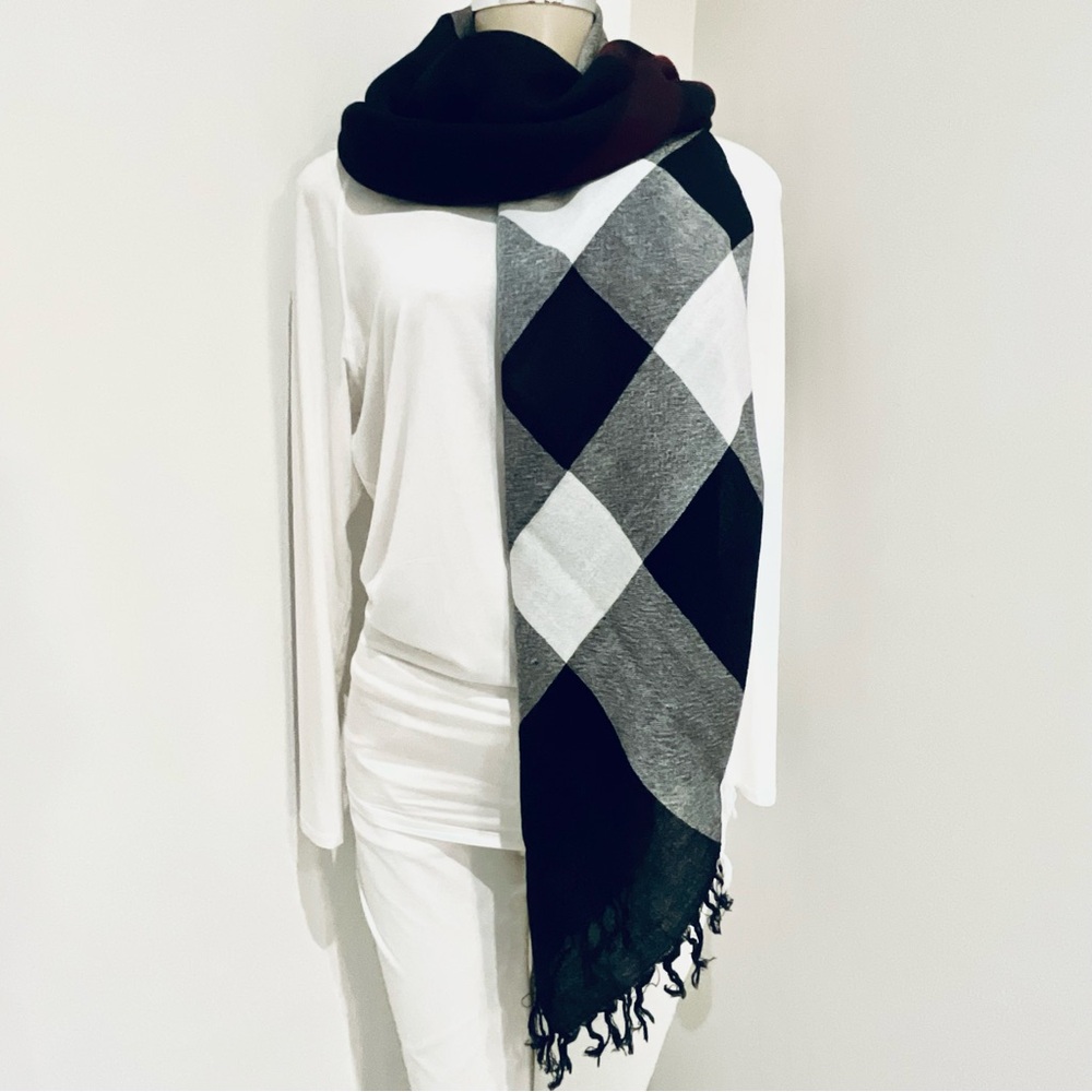 BURBERRY LONDON HOUSR CHECK WRAP / SCARF. - Picture 7 of 16